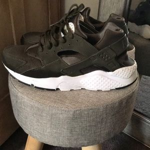 Nike huarache run, olive green, size 7Y, womens 8.5!